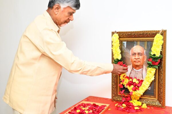 సర్ధార్ వల్లభాయ్ పటేల్ చిత్రపటానికి పూలమాల వేసి నివాళులర్పిస్తున్న చంద్రబాబు నాయుడు గారు.