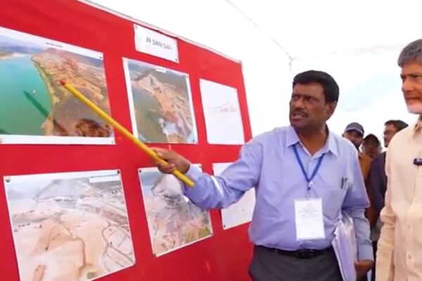పోలవరం ప్రాజెక్టును చంద్రబాబు పరిశీలిస్తూ ఉన్న దృశ్యం