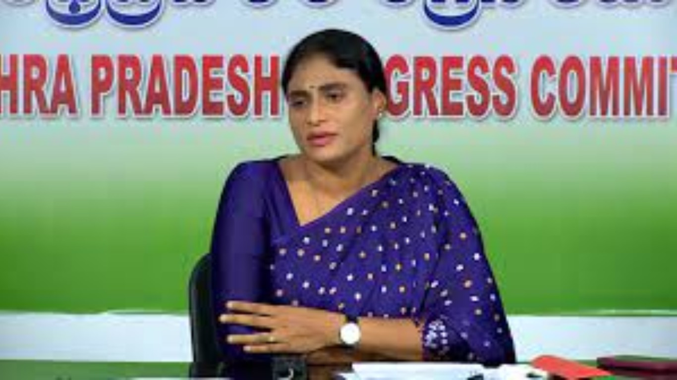 వైఎస్ షర్మిలా విశాఖ స్టీల్ ప్లాంట్ భవిష్యత్ పై మాట్లాడుతున్న దృశ్యం.
